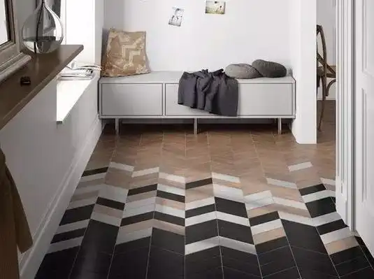 拼接前要实地测量数据做出区域具体的排砖图,方便地板和地砖拼接.