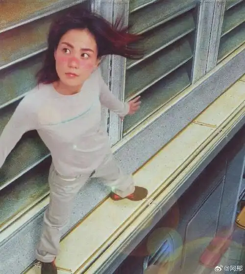 全世界90年代都在展望2000年的千禧年    图片为王菲在1998年发行的名