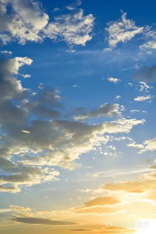 日出时的雄伟天空与云朵