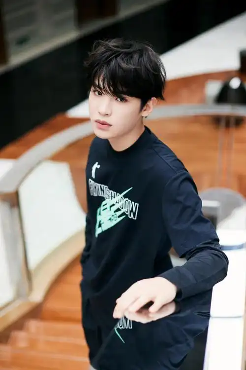 黄明昊今日活动造型图一身运动装休闲帅气的昊昊少年感十足