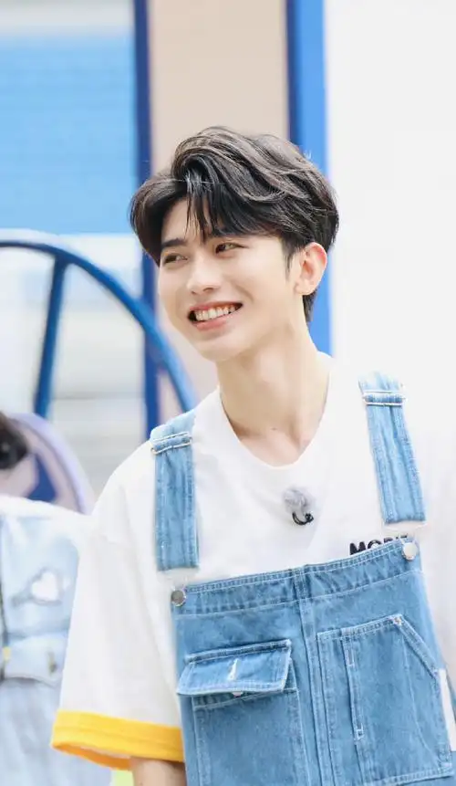 蔡徐坤的笑容好元气