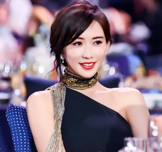 林志玲曾经是一位模特,长相和身材都很好,被誉为台湾第一名模,每次