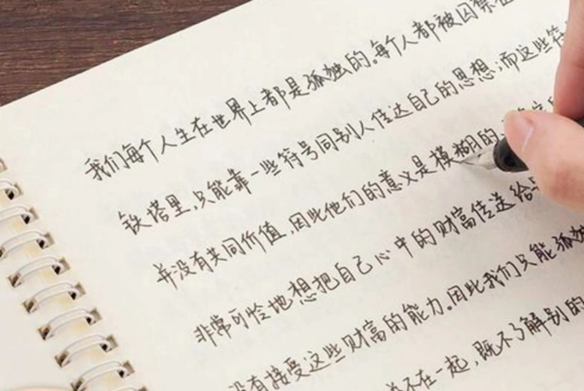 学生"鲸落体"字迹爆火,字体好看又整齐,老师看后称赏心悦目