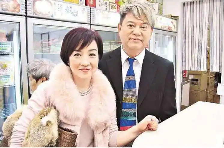 曾是周星驰的御用配角说过张国荣破产4次老婆仍不离不弃