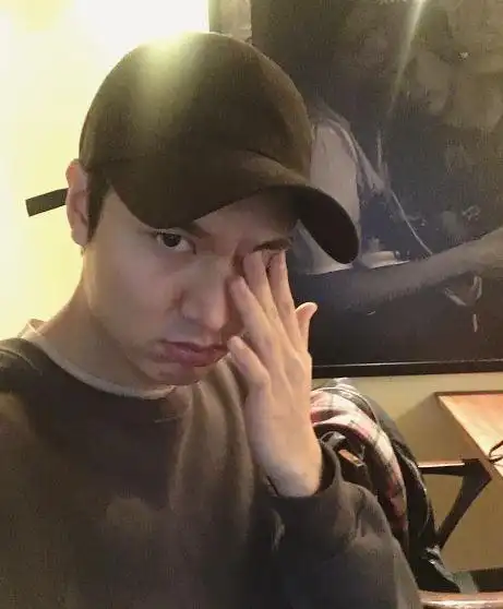 李敏镐发自拍照日常一面吸引网友眼球