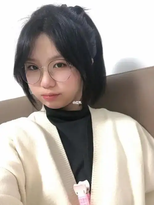 我爱上了这个新刘海儿 好遮脸 戴眼镜也没问题#八字刘海  #刘海