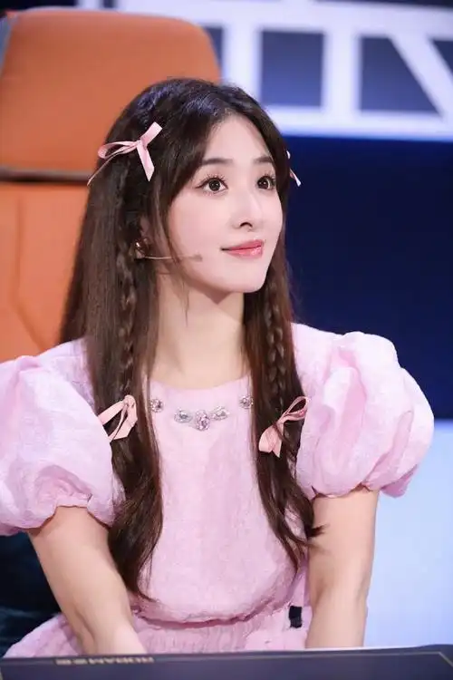 她的美丽活泼而不张扬,给人一种清新自然的感觉.