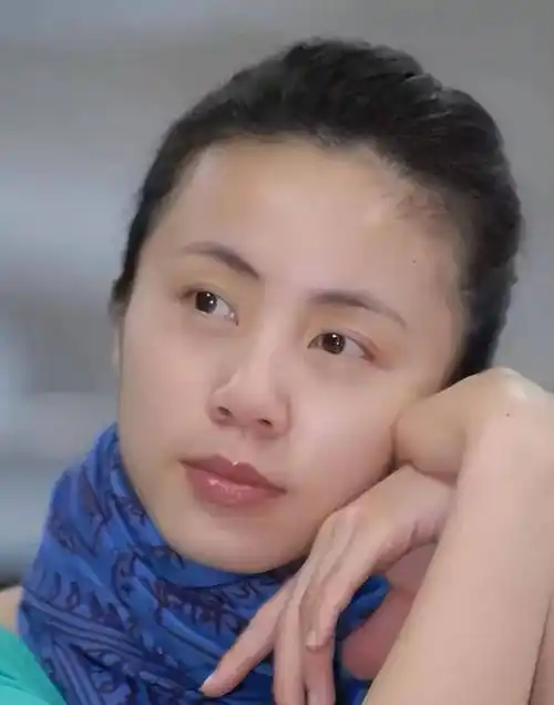 为她安排入学,对孙莉格外关照,那时候的黄磊,早已出道,在大学里更是演