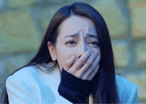 上一个这样捂脸哭,表情扭曲到一起让人出戏的人,还是《君九龄》里的