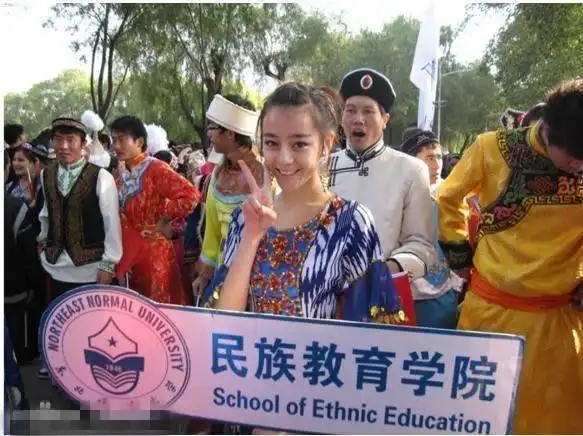 迪丽热巴小时候的这些照片 让说她整容的人闭嘴