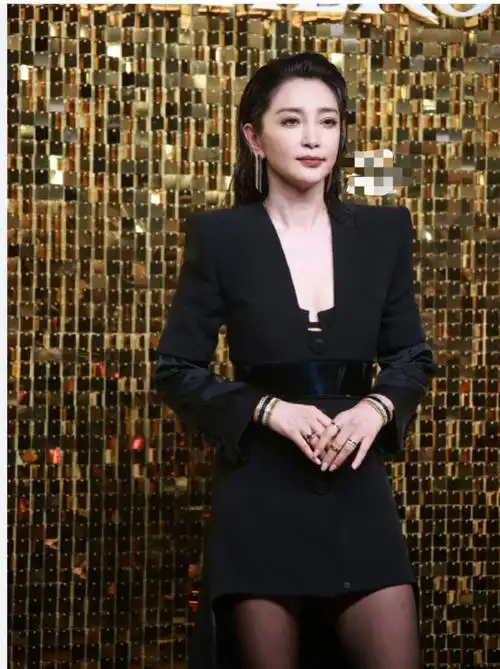 李冰冰,是很多人熟悉的影后,在内娱影响力杠杠的.纵然成龙大哥很赏识