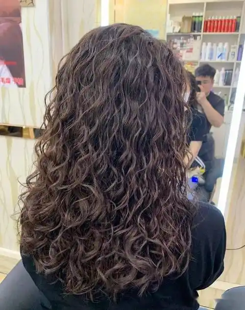 羊毛卷这种发型一直是款非常流行的发型,可以说是永