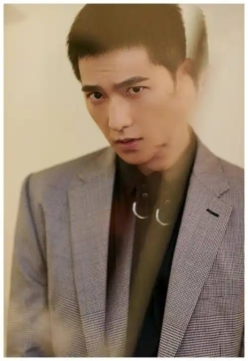 杨洋最新款寸头造型亮相,清爽干练发型尽显俊朗英气的型男魅力