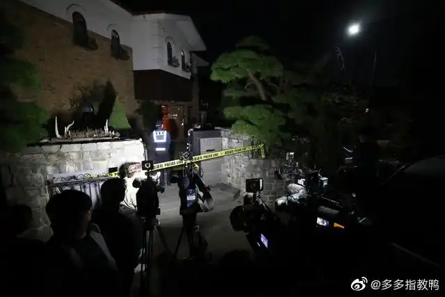 警方到场后经过初步检查发现,崔雪莉用一条黑色粗绳在2楼的房间内上吊