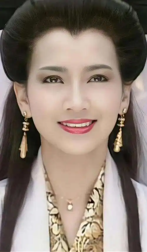 大妈想变成赵雅芝,一年整容十几次,可惜还是不像,值不值得?