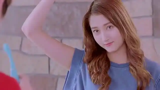 甜蜜爆击14预告关晓彤不甘输给小米学习做菜把员工吃到拉肚子