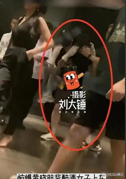 吴磊的平板撑,王凯的绅士手,这6位的分寸感,让无数男星脸红