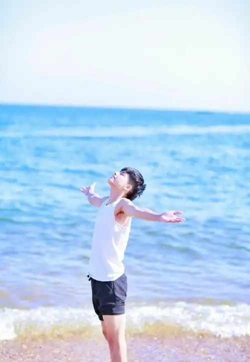 宋威龙15岁海边照好帅