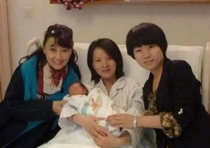 回顾师小红为照顾聋哑岳父岳母息影为爱丁克又因爱50岁得子