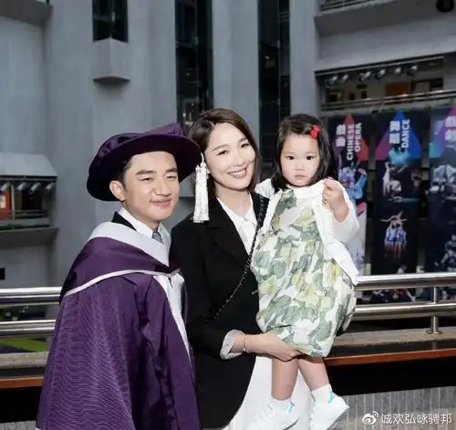 李亚男晒长女给妹妹喂水,姐姐懂事惹人疼,性格安静不像王祖蓝