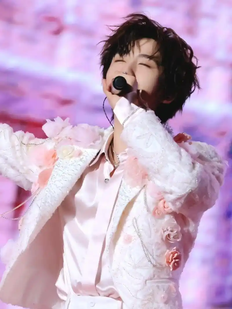 贺峻霖澳门演唱会  贺峻霖身着devilbeauty定制系列,如约而至的温润