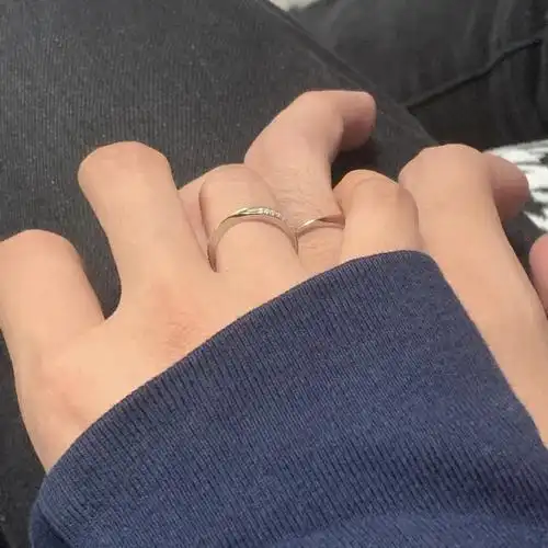 一定要和男朋友拍很多牵手照片