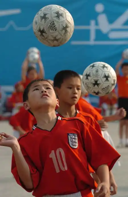 图文-江苏红领巾心系十运会 小学生表演足球技巧