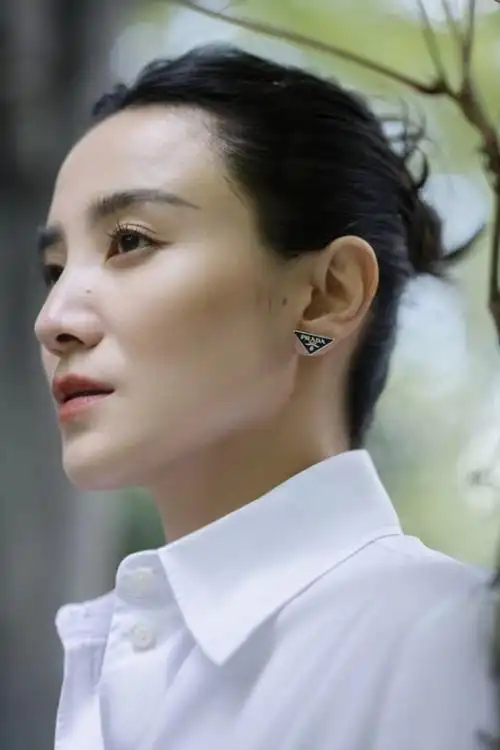 宋佳发布夏末初秋写真 白衬衫配黑色伞裙造型简约_网易订阅