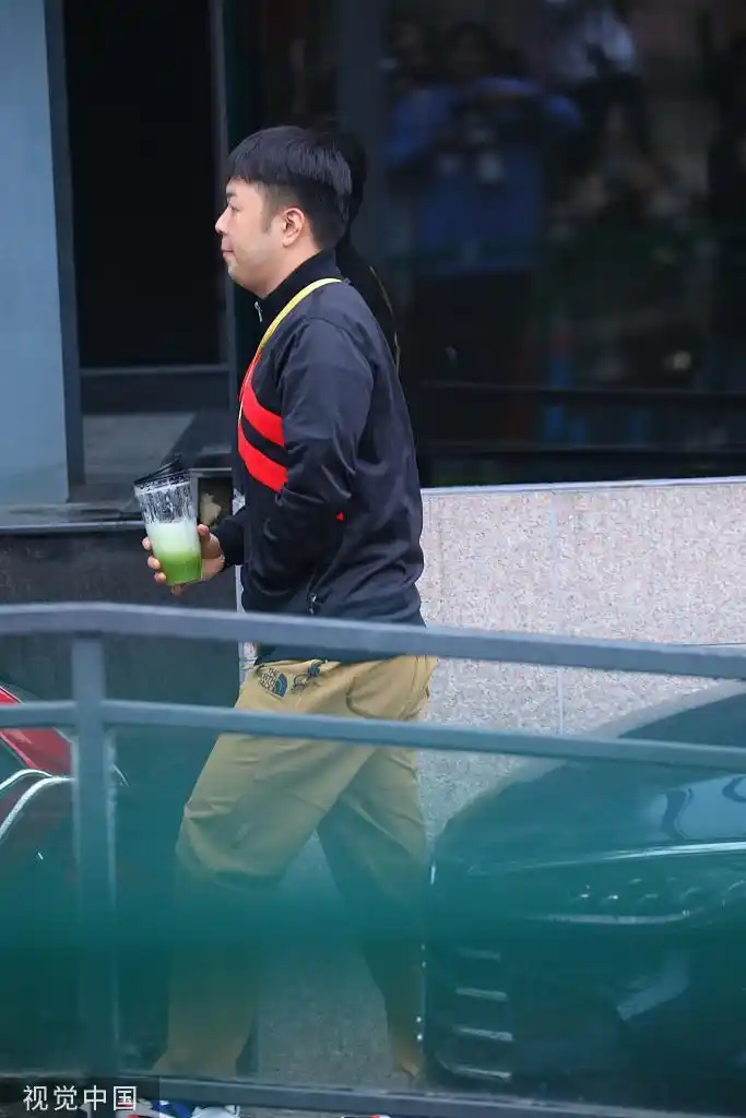 组图:不见谢娜,吴昕!杜海涛素颜装扮休闲手持绿饮不忘健身