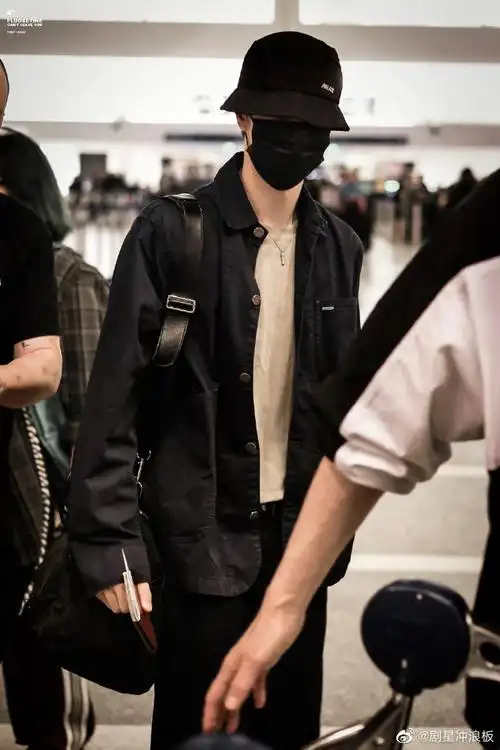 王一博洛杉矶出发路透##王一博黑色渔夫帽