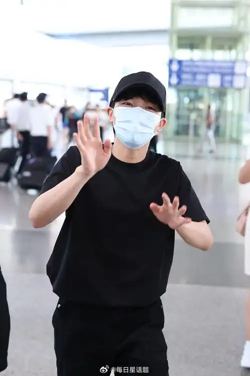2023年8月10日,北京,周深all black造型抵达首都机场.#周深#周深超话