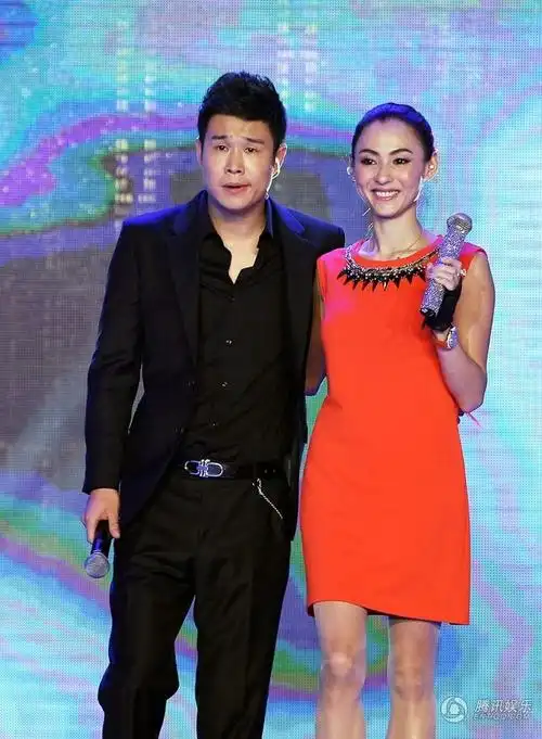 高清:张柏芝与小沈阳十指相扣对唱 神情显亲密