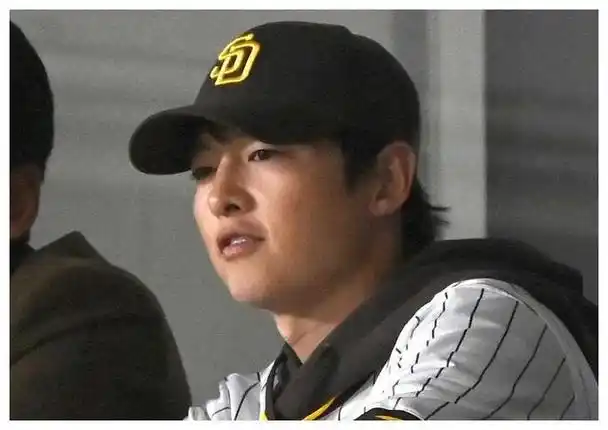 孙艺珍宋仲基同框观赛瞬间粉丝关注宋仲基脸肿原因