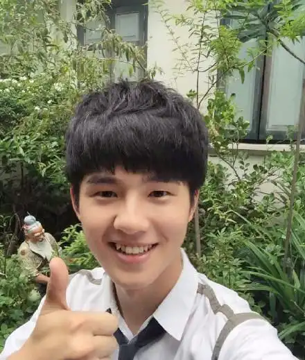 刘昊然满意高考成绩晒童年照笑称爱做题