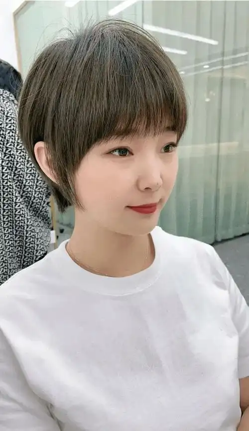 短碎发是日常生活中比较常见的发型,有全露耳和半露耳两种,时尚自然很