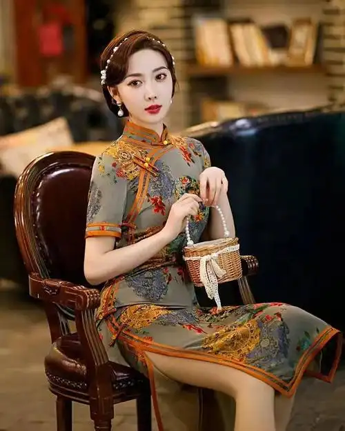 旗袍发型搭配一直是穿旗袍女子的一大困惑,好的发型搭配能更好的体现