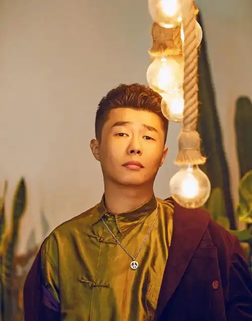 孟鹤堂周九良最新杂志封面,如古时书生孟鹤堂很仙气周九良很佛系