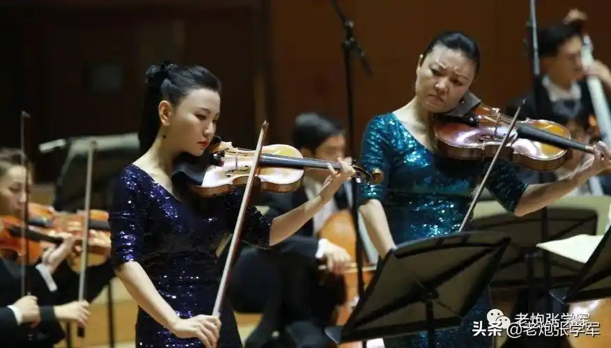 张宁,刘颖茜,孙翌分别用小提琴,中提琴,长笛和马林巴在指挥家李心草与