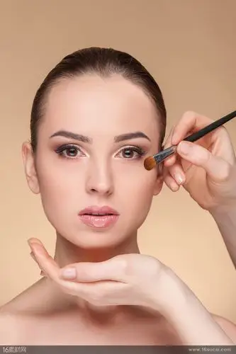 正在给模特化妆的化妆师高清图片