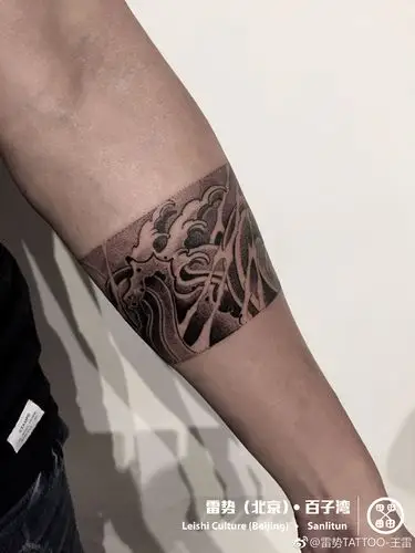 小臂黑灰海浪臂环纹身图案