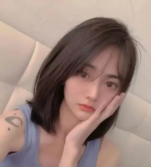 女生中长发最不挑人 发型免打理又减龄_时尚发型 - 美发站