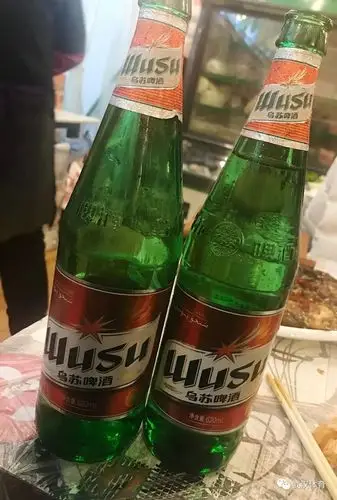 美食烤肉配啤酒宵夜吃起来