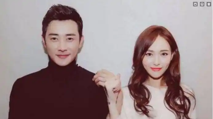 唐嫣自曝孕肚照?ins晒照被窗户反射曝光孕肚,肚子凸起很明显