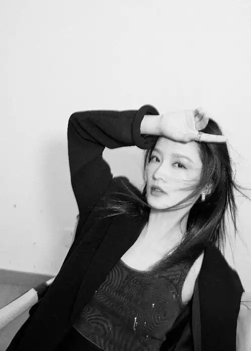 李沁黑白大片少见的酷女孩