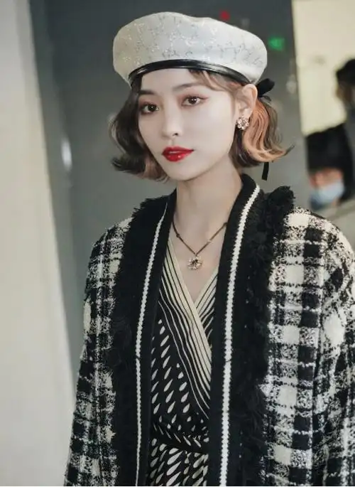 许佳琪新造型好惊艳粉色卷发配小香风外套复古又甜美气质绝了