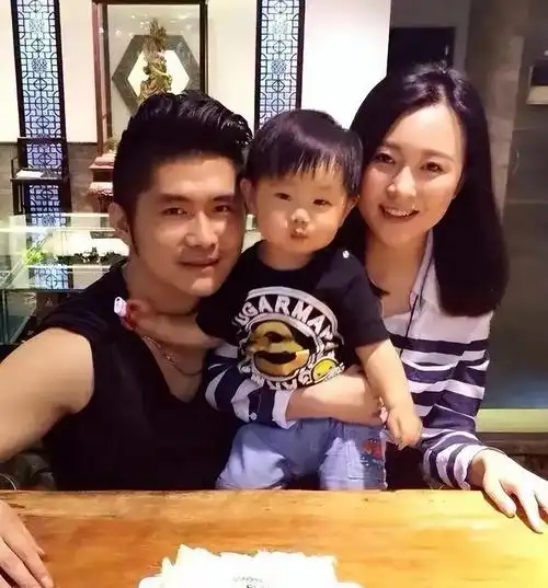 孩子出生后,潘阳原本可以在家相夫教子,安心做个阔太太,享受生活就