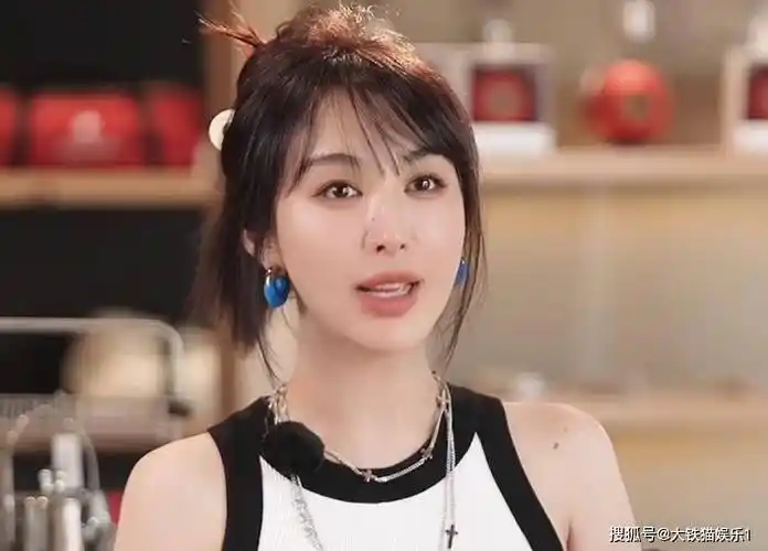 还没翻红先翻车,李菲儿成万人嫌,早年旧照被扒,与现在判若两人