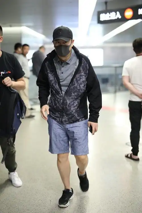 张嘉译这样的男人太有魅力虽然年纪大但依旧很有味道