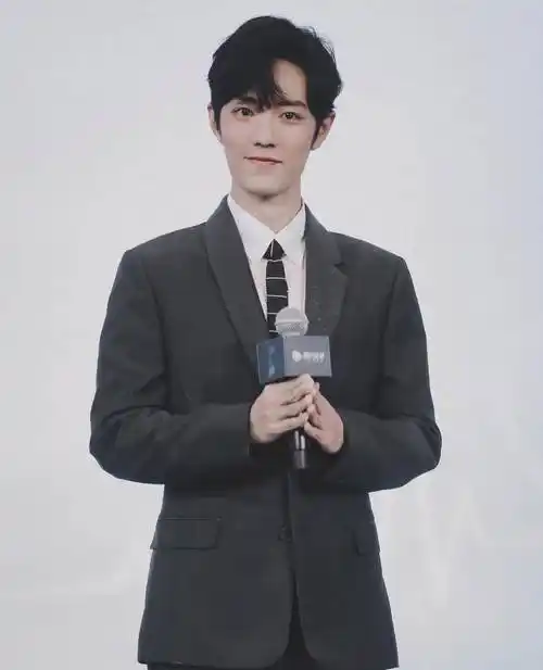 原创183cm肖战,穿"半永久"西装,不愧是顾医生!