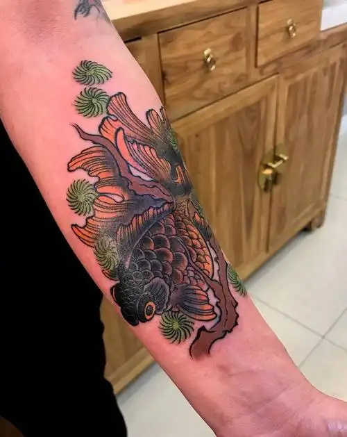 日式金鱼纹身图片_手臂手部老传统新传统鱼鲤鱼金鱼纹身图案(3)_山东